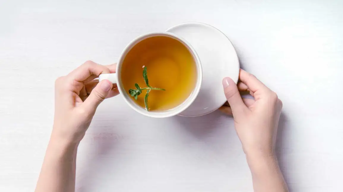 5 Herbal Teas for Bloating and Gas Relief